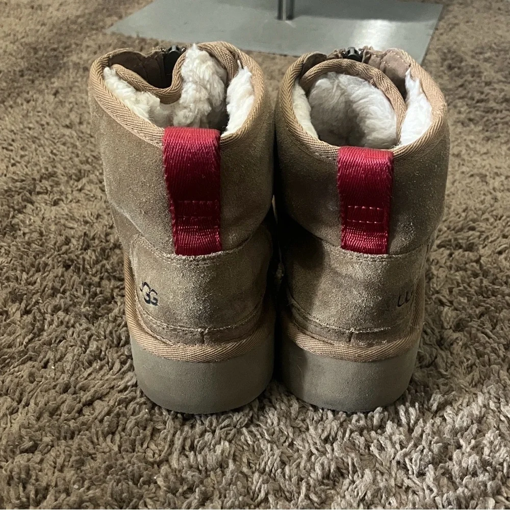 UGG Kids' Neumel Zip Platform Boot Sz 2